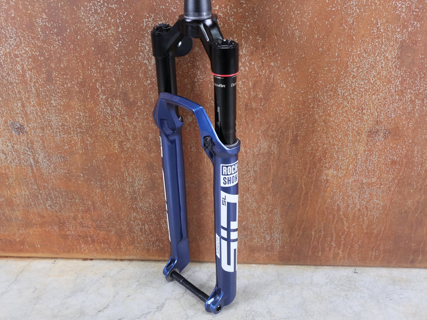 Federgabel von Rock Shox, ROCKSHOX SID SL ULTIMATE / 29" – 100 MM – CHARGER RACE DAY 2 – BLUE CRUSH – BOOST vor USEDBIKES - OB.DE Hintergrund
