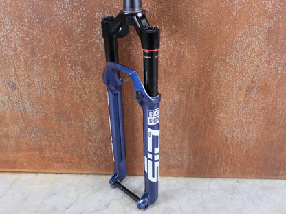 Federgabel von Rock Shox, ROCKSHOX SID SL ULTIMATE / 29" – 100 MM – CHARGER RACE DAY 2 – BLUE CRUSH – BOOST vor USEDBIKES - OB.DE Hintergrund