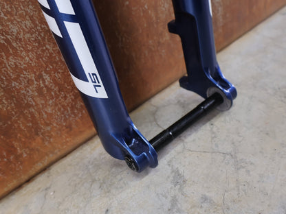 Federgabel von Rock Shox, ROCKSHOX SID SL ULTIMATE / 29" – 100 MM – CHARGER RACE DAY 2 – BLUE CRUSH – BOOST vor USEDBIKES - OB.DE Hintergrund