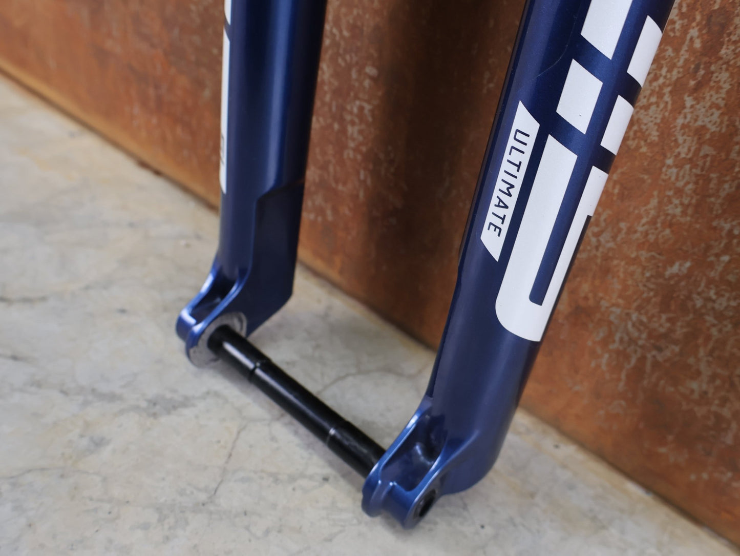 Federgabel von Rock Shox, ROCKSHOX SID SL ULTIMATE / 29" – 100 MM – CHARGER RACE DAY 2 – BLUE CRUSH – BOOST vor USEDBIKES - OB.DE Hintergrund