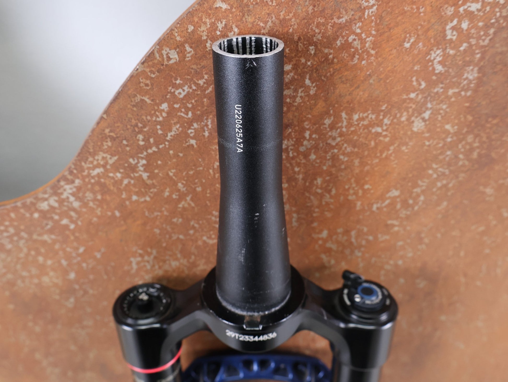 Federgabel von Rock Shox, ROCKSHOX SID SL ULTIMATE / 29" – 100 MM – CHARGER RACE DAY 2 – BLUE CRUSH – BOOST vor USEDBIKES - OB.DE Hintergrund