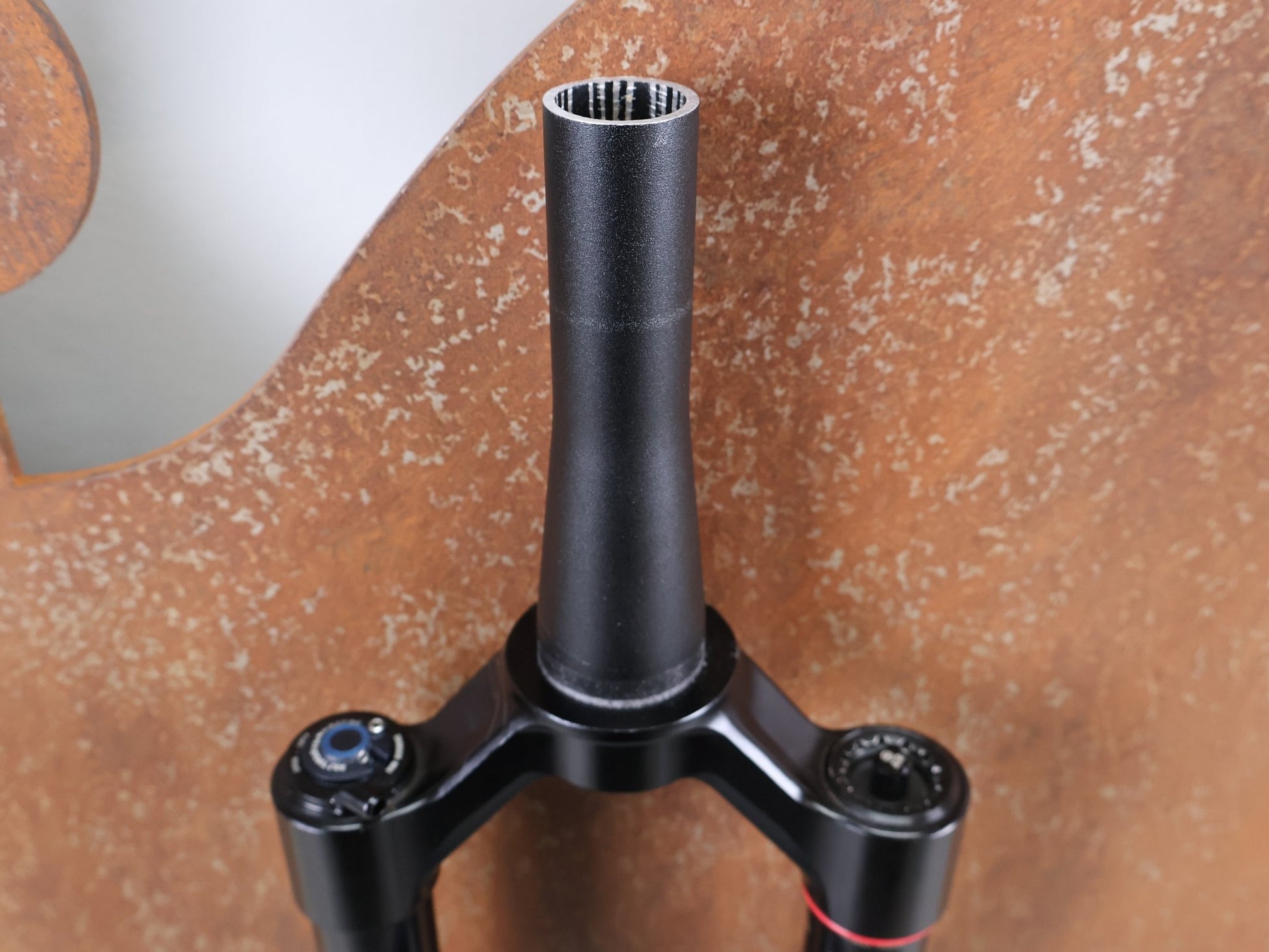 Federgabel von Rock Shox, ROCKSHOX SID SL ULTIMATE / 29" – 100 MM – CHARGER RACE DAY 2 – BLUE CRUSH – BOOST vor USEDBIKES - OB.DE Hintergrund