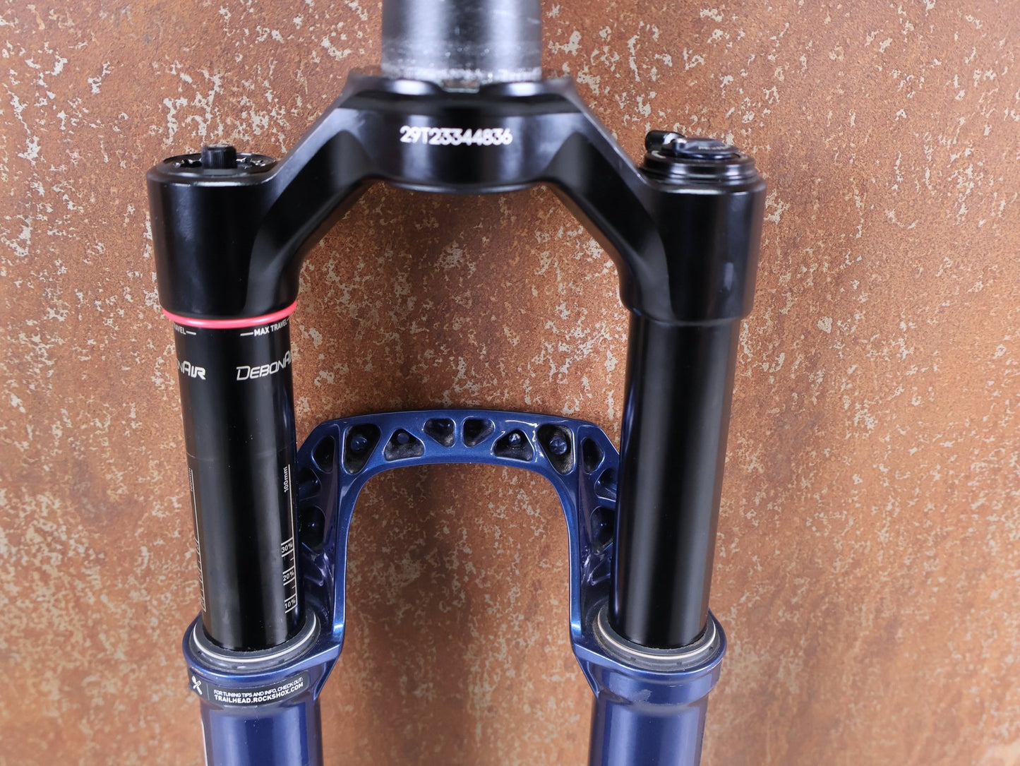 Federgabel von Rock Shox, ROCKSHOX SID SL ULTIMATE / 29" – 100 MM – CHARGER RACE DAY 2 – BLUE CRUSH – BOOST vor USEDBIKES - OB.DE Hintergrund