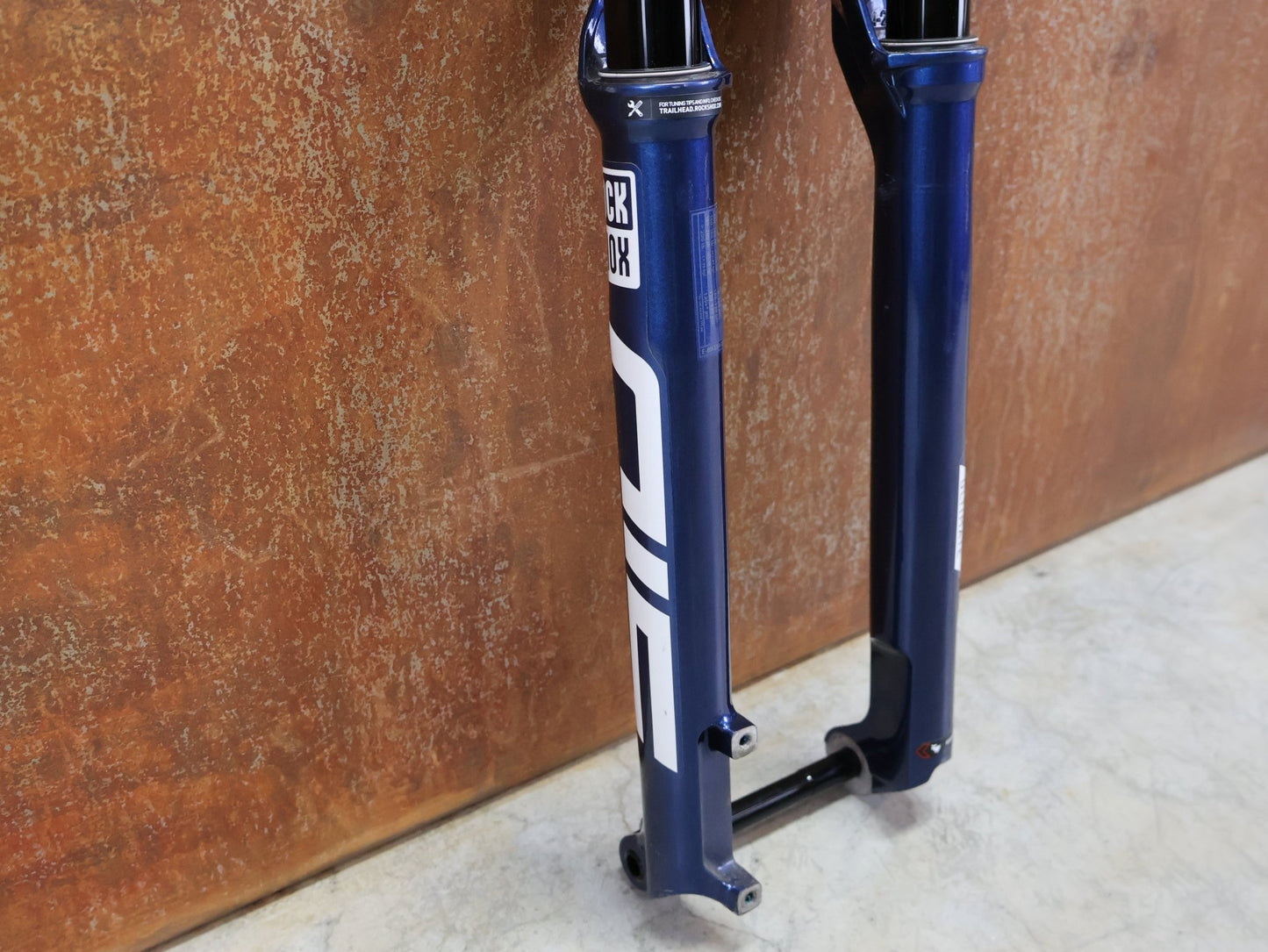 Federgabel von Rock Shox, ROCKSHOX – SID SL ULTIMATE 2P / 29 / 110 MM / BOOST 15×110 / BLUE CRUSH / RACE DAY 2 vor USEDBIKES - OB.DE Hintergrund