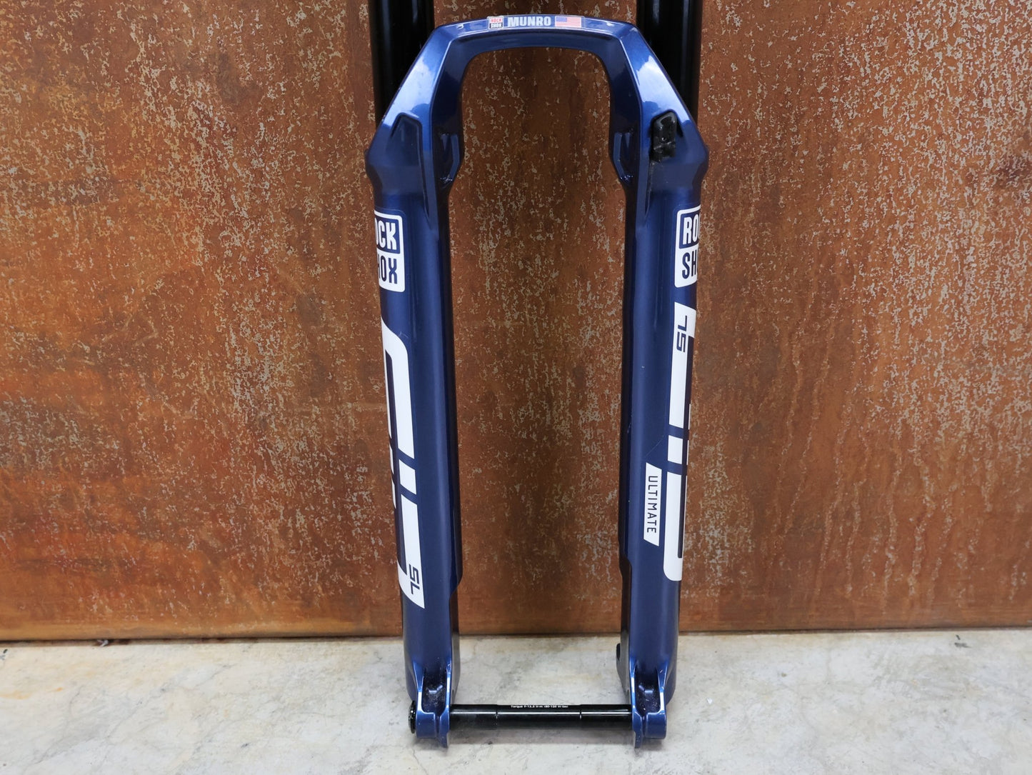 Federgabel von Rock Shox, ROCKSHOX – SID SL ULTIMATE 2P / 29 / 110 MM / BOOST 15×110 / BLUE CRUSH / RACE DAY 2 vor USEDBIKES - OB.DE Hintergrund