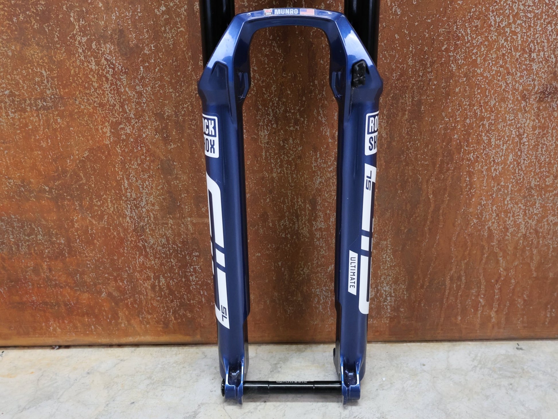 Federgabel von Rock Shox, ROCKSHOX – SID SL ULTIMATE 2P / 29 / 110 MM / BOOST 15×110 / BLUE CRUSH / RACE DAY 2 vor USEDBIKES - OB.DE Hintergrund