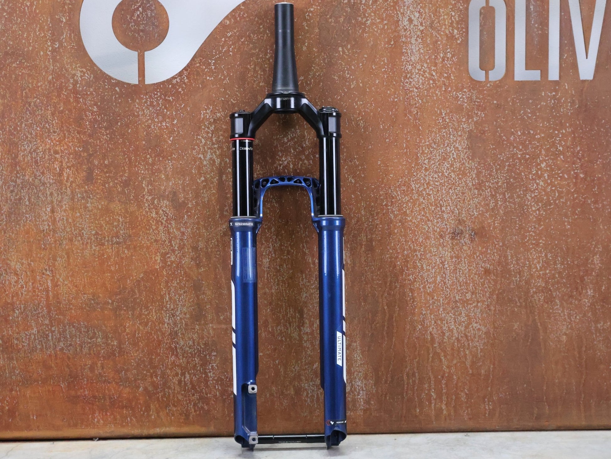 Federgabel von Rock Shox, ROCKSHOX – SID SL ULTIMATE 2P / 29 / 110 MM / BOOST 15×110 / BLUE CRUSH / RACE DAY 2 vor USEDBIKES - OB.DE Hintergrund