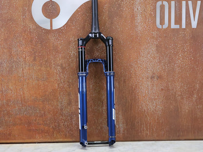Federgabel von Rock Shox, ROCKSHOX – SID SL ULTIMATE 2P / 29 / 110 MM / BOOST 15×110 / BLUE CRUSH / RACE DAY 2 vor USEDBIKES - OB.DE Hintergrund
