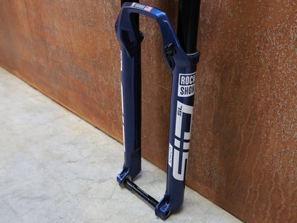 Federgabel von Rock Shox, ROCKSHOX – SID SL ULTIMATE 2P / 29 / 110 MM / BOOST 15×110 / BLUE CRUSH / RACE DAY 2 vor USEDBIKES - OB.DE Hintergrund