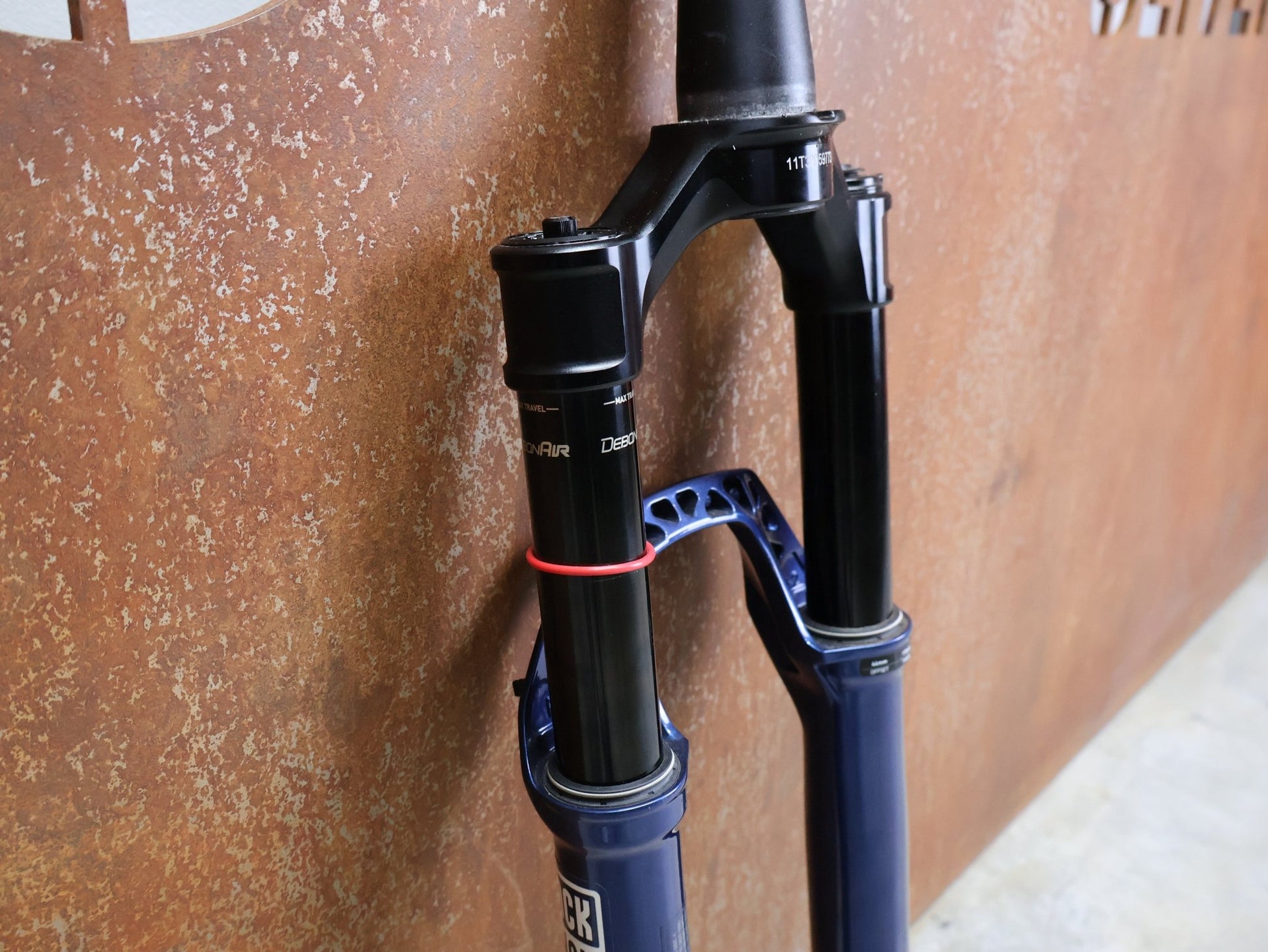 Federgabel von Rock Shox, ROCKSHOX – SID SL ULTIMATE 2P / 29 / 110 MM / BOOST 15×110 / BLUE CRUSH / RACE DAY 2 vor USEDBIKES - OB.DE Hintergrund