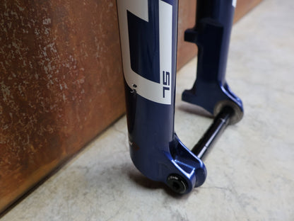 Federgabel von Rock Shox, ROCKSHOX – SID SL ULTIMATE 2P / 29 / 110 MM / BOOST 15×110 / BLUE CRUSH / RACE DAY 2 vor USEDBIKES - OB.DE Hintergrund