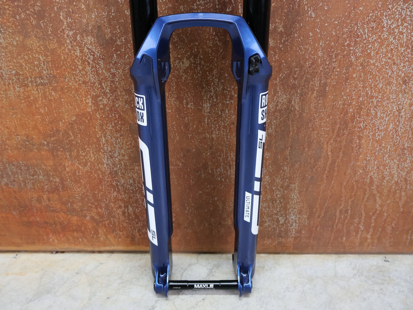 Federgabel von Rock Shox, ROCKSHOX – SID SL ULTIMATE 2P / 29 / 110 MM / BOOST 15×110 / BLUE CRUSH / RACE DAY 2 vor USEDBIKES - OB.DE Hintergrund