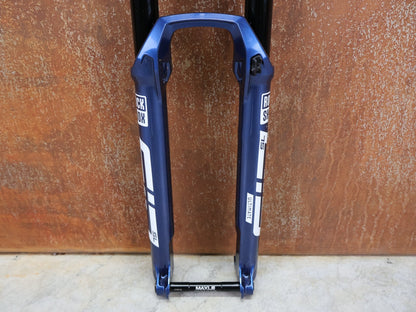 Federgabel von Rock Shox, ROCKSHOX – SID SL ULTIMATE 2P / 29 / 110 MM / BOOST 15×110 / BLUE CRUSH / RACE DAY 2 vor USEDBIKES - OB.DE Hintergrund