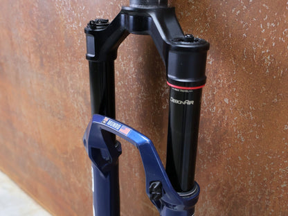 Federgabel von Rock Shox, ROCKSHOX – SID SL ULTIMATE 2P / 29 / 110 MM / BOOST 15×110 / BLUE CRUSH / RACE DAY 2 vor USEDBIKES - OB.DE Hintergrund