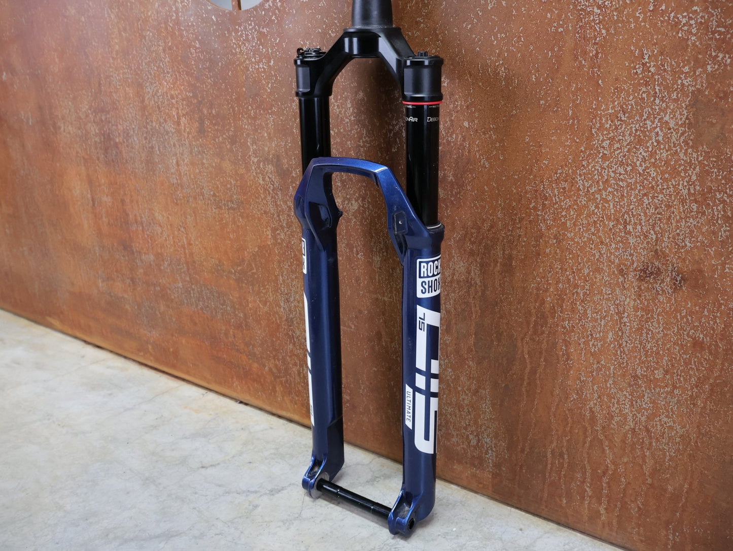 Federgabel von Rock Shox, ROCKSHOX – SID SL ULTIMATE 2P / 29 / 110 MM / BOOST 15×110 / BLUE CRUSH / RACE DAY 2 vor USEDBIKES - OB.DE Hintergrund