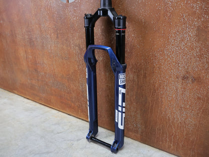 Federgabel von Rock Shox, ROCKSHOX – SID SL ULTIMATE 2P / 29 / 110 MM / BOOST 15×110 / BLUE CRUSH / RACE DAY 2 vor USEDBIKES - OB.DE Hintergrund