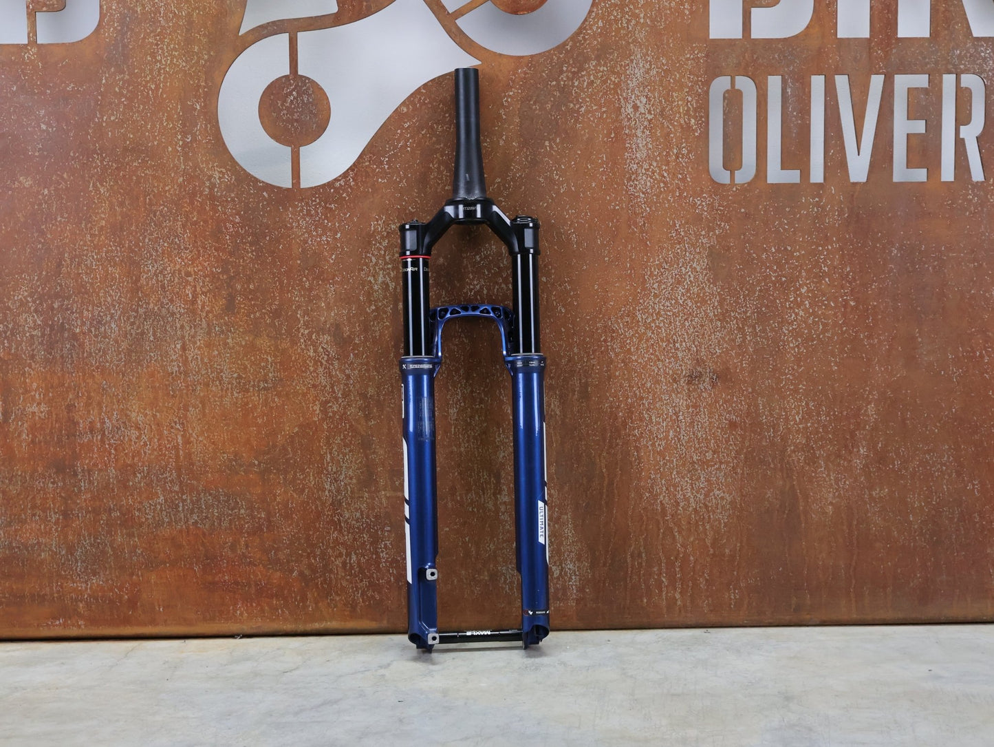 Federgabel von Rock Shox, ROCKSHOX – SID SL ULTIMATE 2P / 29 / 110 MM / BOOST 15×110 / BLUE CRUSH / RACE DAY 2 vor USEDBIKES - OB.DE Hintergrund