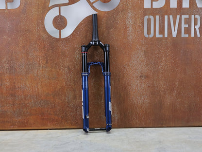 Federgabel von Rock Shox, ROCKSHOX – SID SL ULTIMATE 2P / 29 / 110 MM / BOOST 15×110 / BLUE CRUSH / RACE DAY 2 vor USEDBIKES - OB.DE Hintergrund