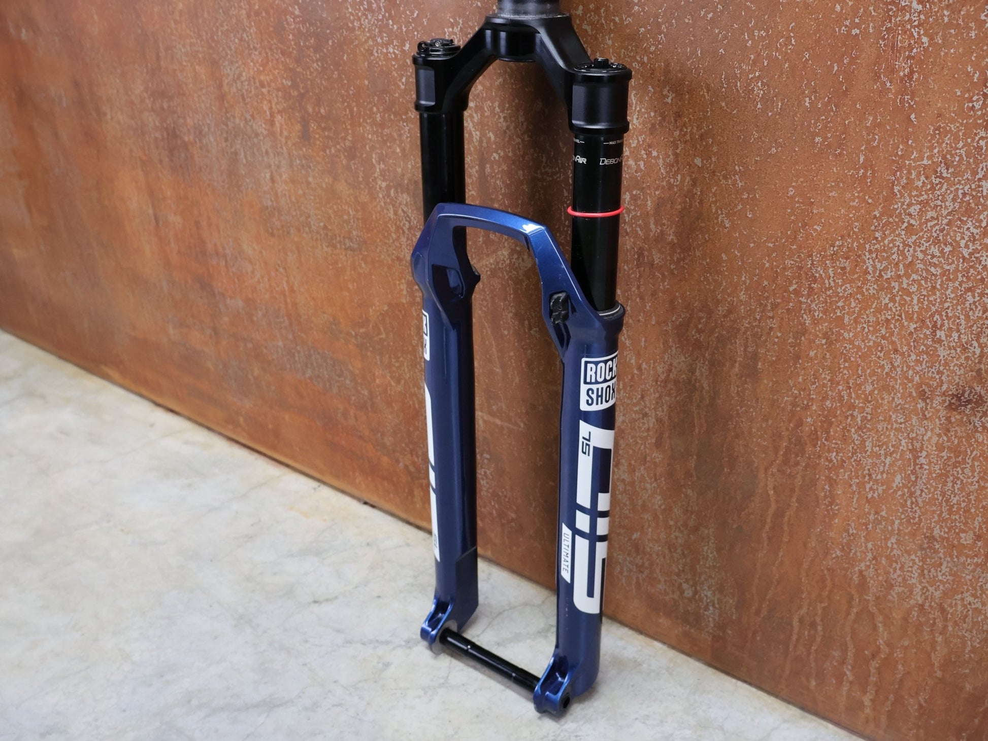 Federgabel von Rock Shox, ROCKSHOX – SID SL ULTIMATE 2P / 29 / 110 MM / BOOST 15×110 / BLUE CRUSH / RACE DAY 2 vor USEDBIKES - OB.DE Hintergrund