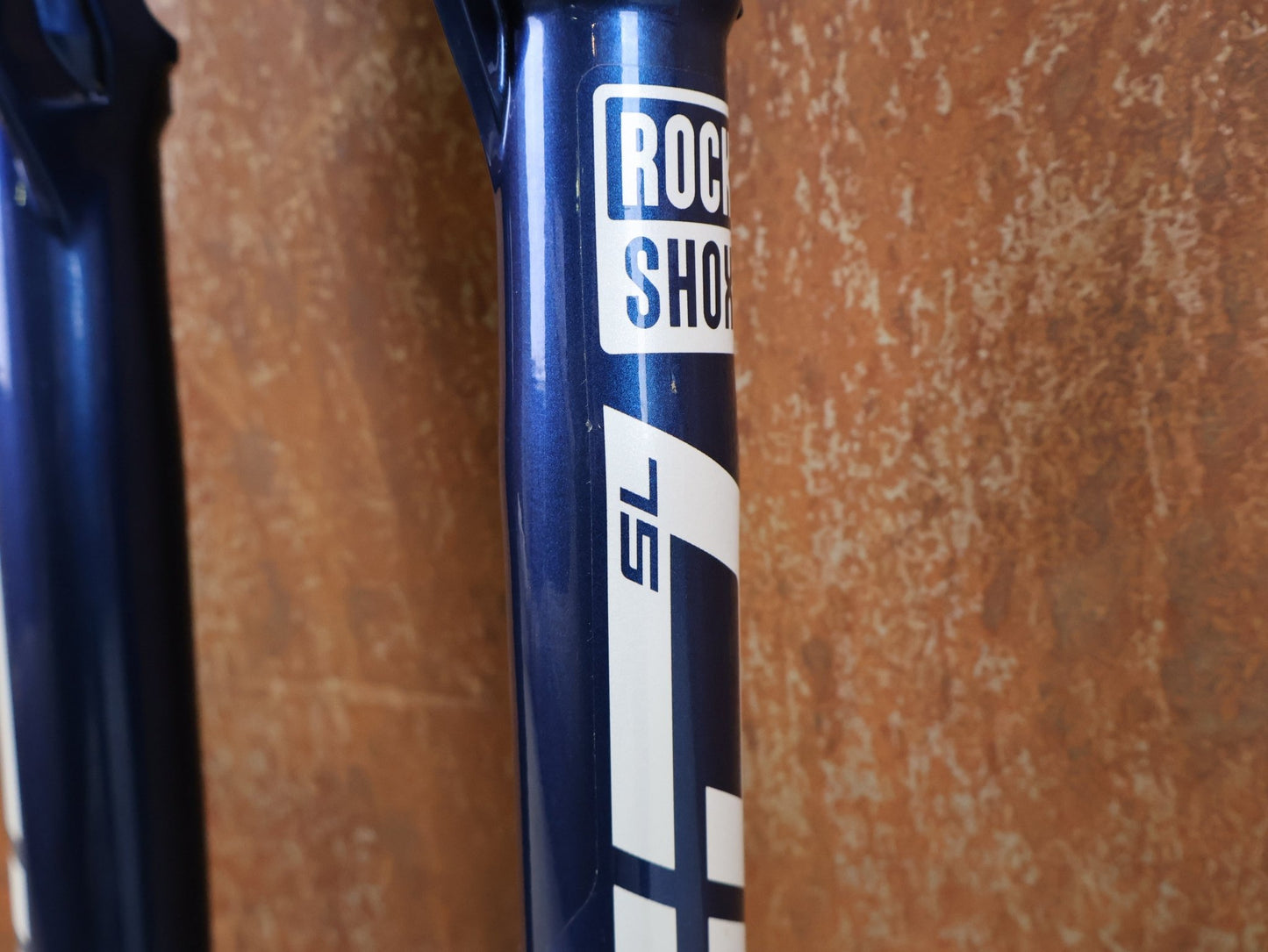 Federgabel von Rock Shox, ROCKSHOX – SID SL ULTIMATE 2P / 29 / 110 MM / BOOST 15×110 / BLUE CRUSH / RACE DAY 2 vor USEDBIKES - OB.DE Hintergrund