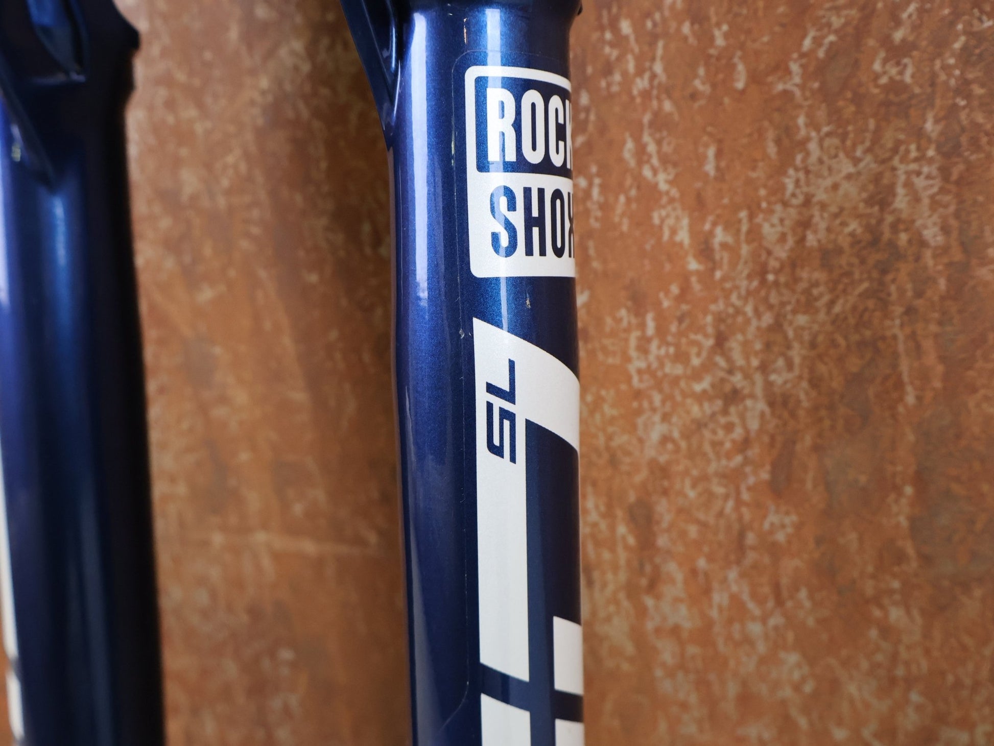 Federgabel von Rock Shox, ROCKSHOX – SID SL ULTIMATE 2P / 29 / 110 MM / BOOST 15×110 / BLUE CRUSH / RACE DAY 2 vor USEDBIKES - OB.DE Hintergrund