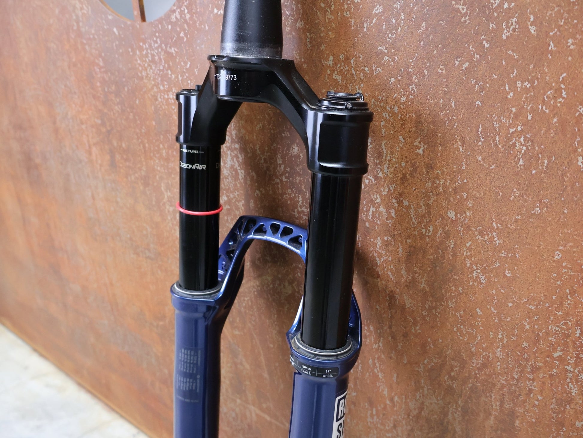 Federgabel von Rock Shox, ROCKSHOX – SID SL ULTIMATE 2P / 29 / 110 MM / BOOST 15×110 / BLUE CRUSH / RACE DAY 2 vor USEDBIKES - OB.DE Hintergrund