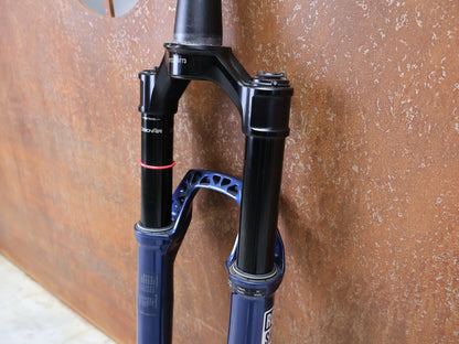 Federgabel von Rock Shox, ROCKSHOX – SID SL ULTIMATE 2P / 29 / 110 MM / BOOST 15×110 / BLUE CRUSH / RACE DAY 2 vor USEDBIKES - OB.DE Hintergrund