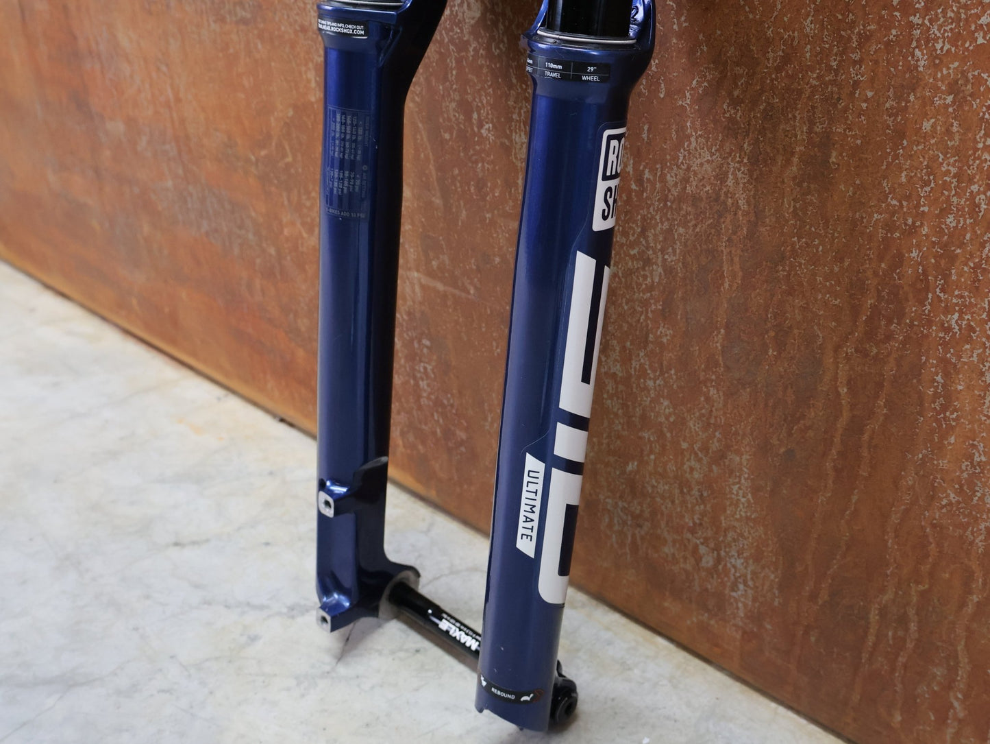Federgabel von Rock Shox, ROCKSHOX – SID SL ULTIMATE 2P / 29 / 110 MM / BOOST 15×110 / BLUE CRUSH / RACE DAY 2 vor USEDBIKES - OB.DE Hintergrund