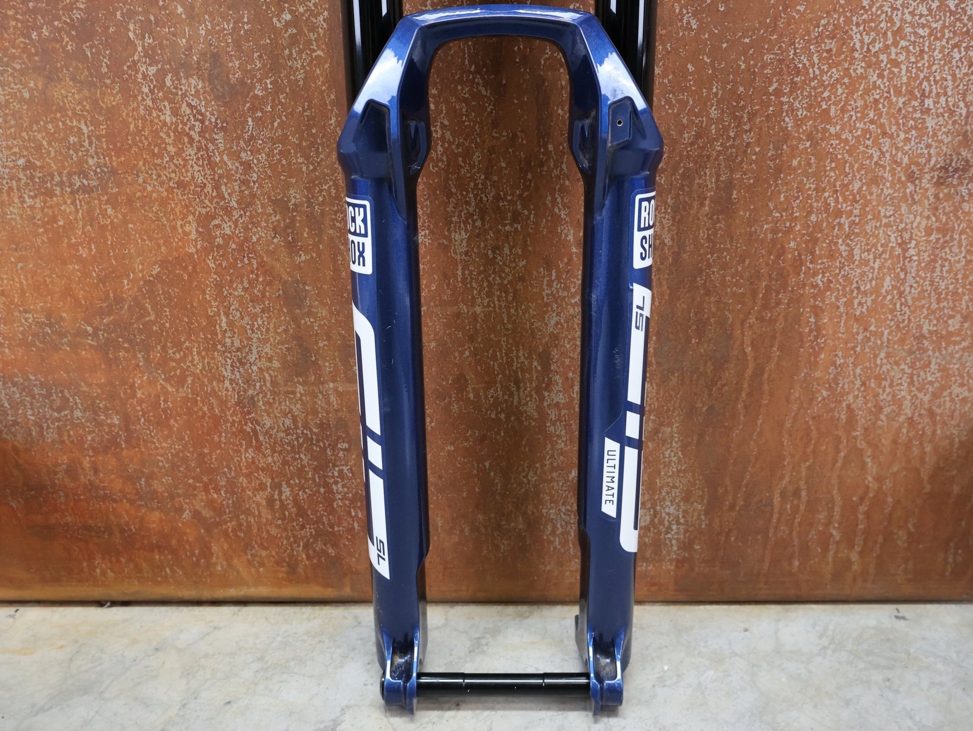 Federgabel von Rock Shox, ROCKSHOX – SID SL ULTIMATE 2P / 29 / 110 MM / BOOST 15×110 / BLUE CRUSH / RACE DAY 2 vor USEDBIKES - OB.DE Hintergrund