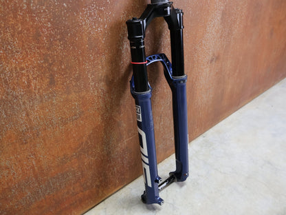 Federgabel von Rock Shox, ROCKSHOX – SID SL ULTIMATE 2P / 29 / 110 MM / BOOST 15×110 / BLUE CRUSH / RACE DAY 2 vor USEDBIKES - OB.DE Hintergrund