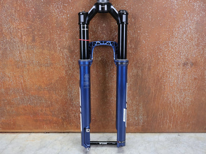 Federgabel von Rock Shox, ROCKSHOX – SID SL ULTIMATE 2P / 29 / 110 MM / BOOST 15×110 / BLUE CRUSH / RACE DAY 2 vor USEDBIKES - OB.DE Hintergrund