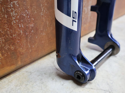 Federgabel von Rock Shox, ROCKSHOX – SID SL ULTIMATE 2P / 29 / 110 MM / BOOST 15×110 / BLUE CRUSH / RACE DAY 2 vor USEDBIKES - OB.DE Hintergrund