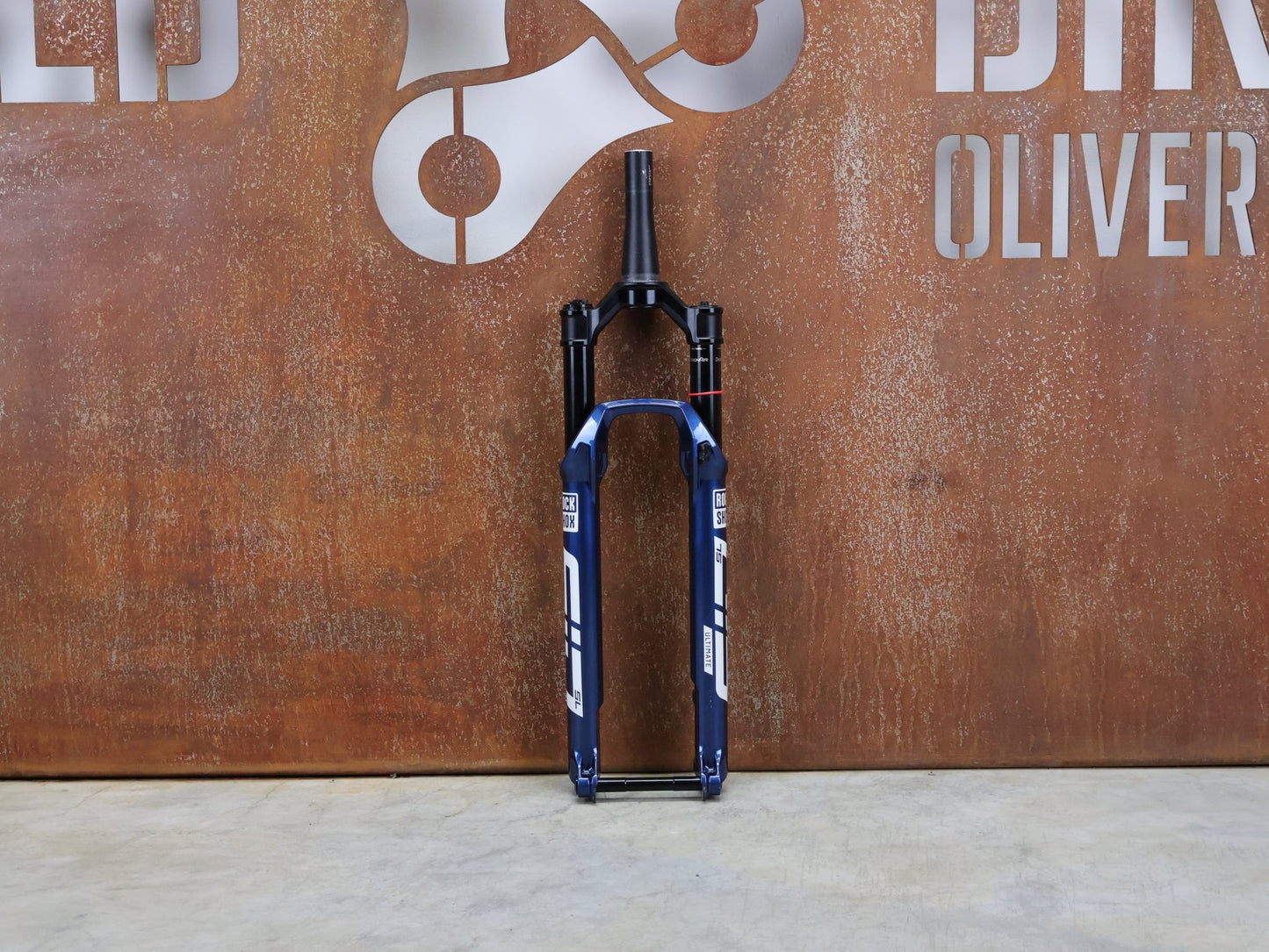 Federgabel von Rock Shox, ROCKSHOX – SID SL ULTIMATE 2P / 29 / 110 MM / BOOST 15×110 / BLUE CRUSH / RACE DAY 2 vor USEDBIKES - OB.DE Hintergrund