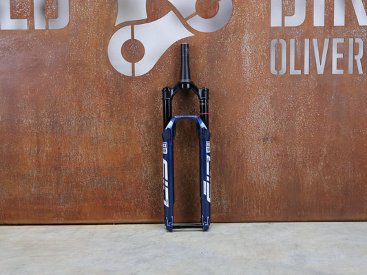 Federgabel von Rock Shox, ROCKSHOX – SID SL ULTIMATE 2P / 29 / 110 MM / BOOST 15×110 / BLUE CRUSH / RACE DAY 2 vor USEDBIKES - OB.DE Hintergrund