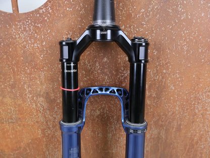 Federgabel von Rock Shox, ROCKSHOX – SID SL ULTIMATE 2P / 29 / 110 MM / BOOST 15×110 / BLUE CRUSH / RACE DAY 2 vor USEDBIKES - OB.DE Hintergrund