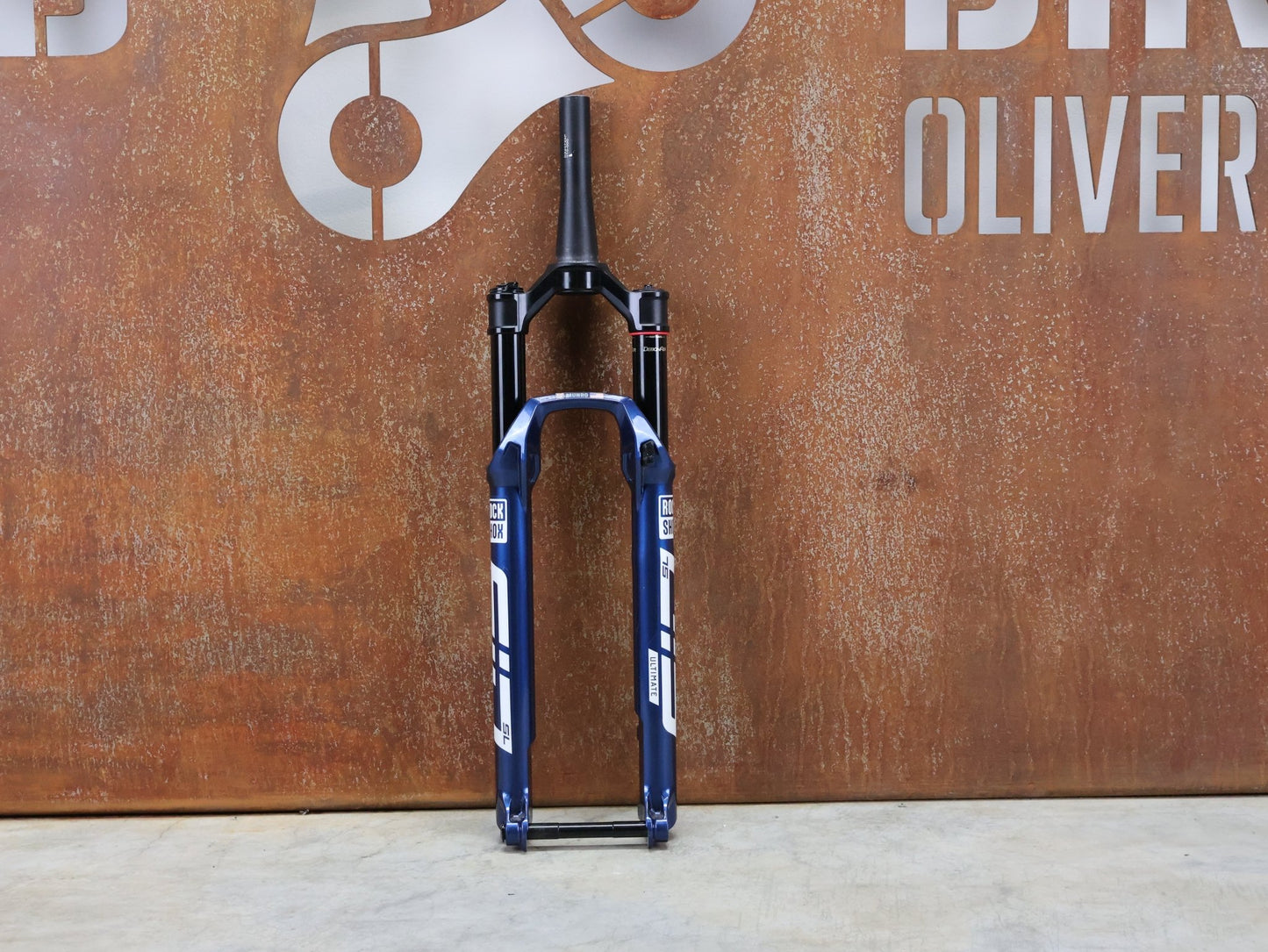 Federgabel von Rock Shox, ROCKSHOX – SID SL ULTIMATE 2P / 29 / 110 MM / BOOST 15×110 / BLUE CRUSH / RACE DAY 2 vor USEDBIKES - OB.DE Hintergrund