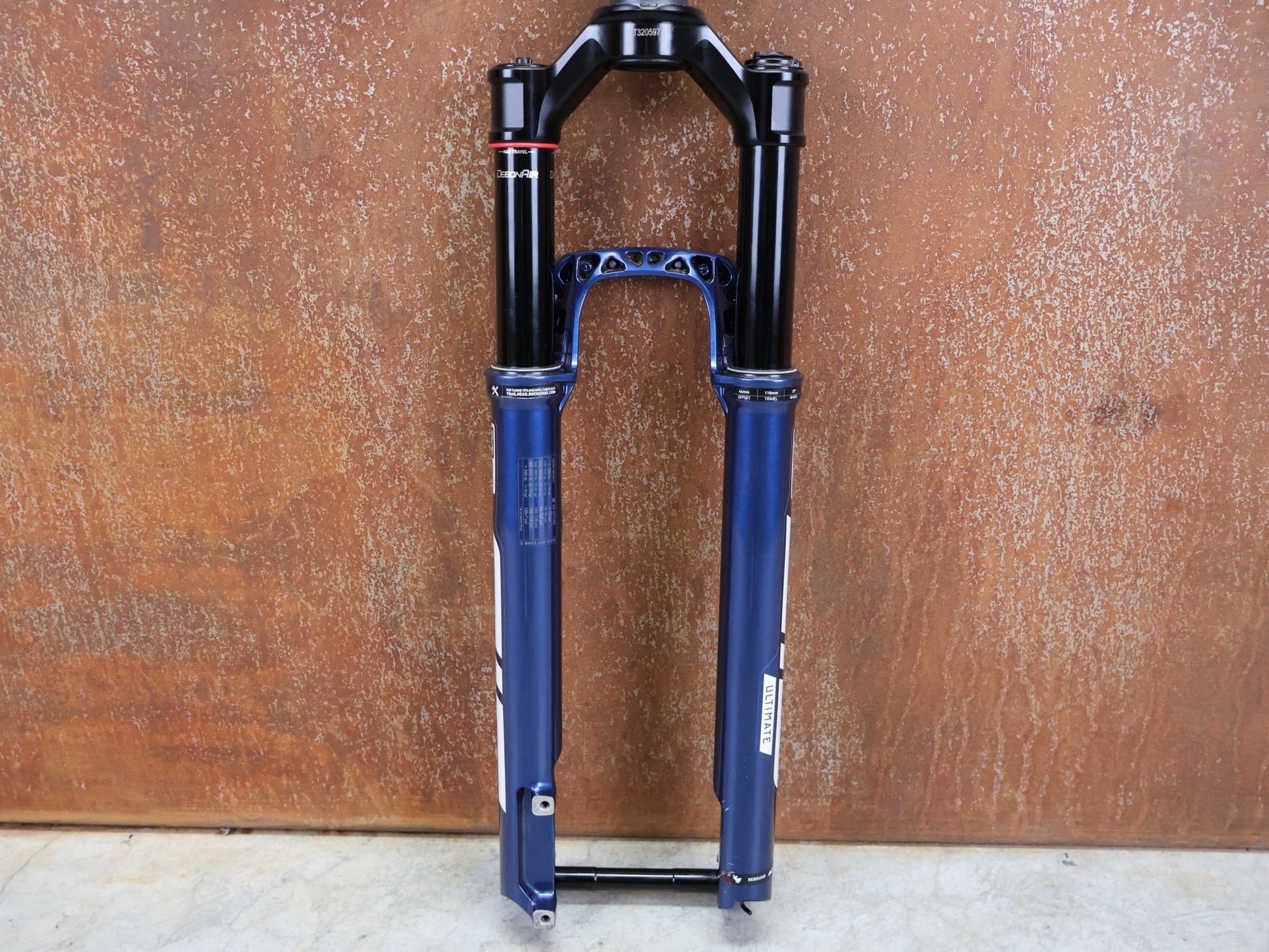 Federgabel von Rock Shox, ROCKSHOX – SID SL ULTIMATE 2P / 29 / 110 MM / BOOST 15×110 / BLUE CRUSH / RACE DAY 2 vor USEDBIKES - OB.DE Hintergrund
