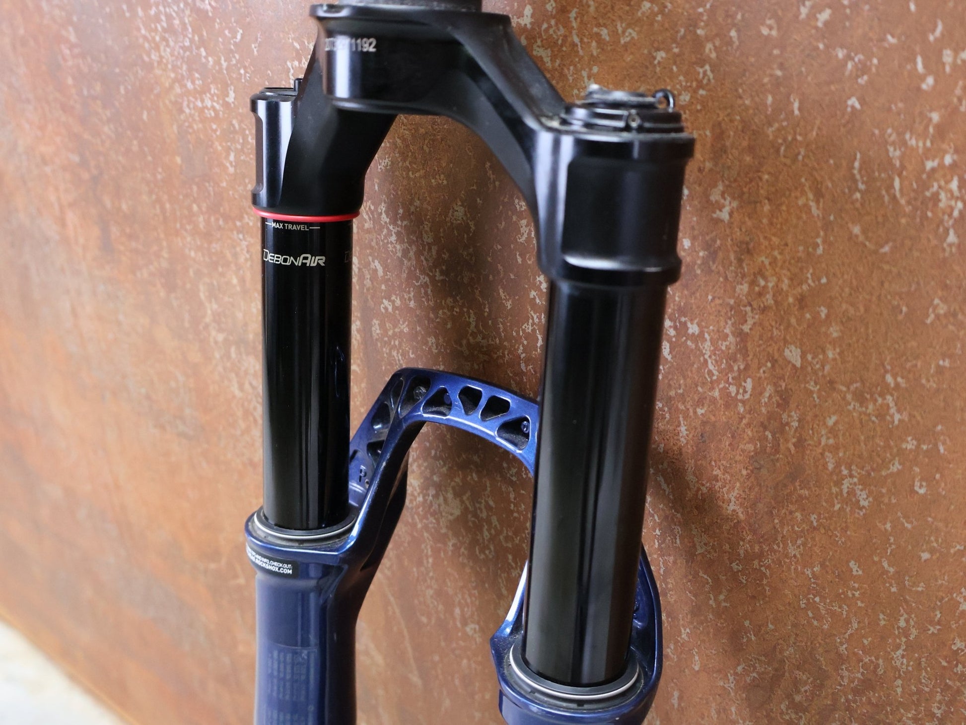 Federgabel von Rock Shox, ROCKSHOX – SID SL ULTIMATE 2P / 29 / 110 MM / BOOST 15×110 / BLUE CRUSH / RACE DAY 2 vor USEDBIKES - OB.DE Hintergrund