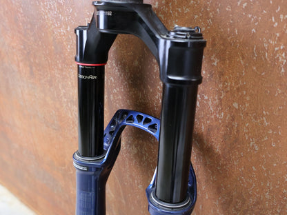 Federgabel von Rock Shox, ROCKSHOX – SID SL ULTIMATE 2P / 29 / 110 MM / BOOST 15×110 / BLUE CRUSH / RACE DAY 2 vor USEDBIKES - OB.DE Hintergrund