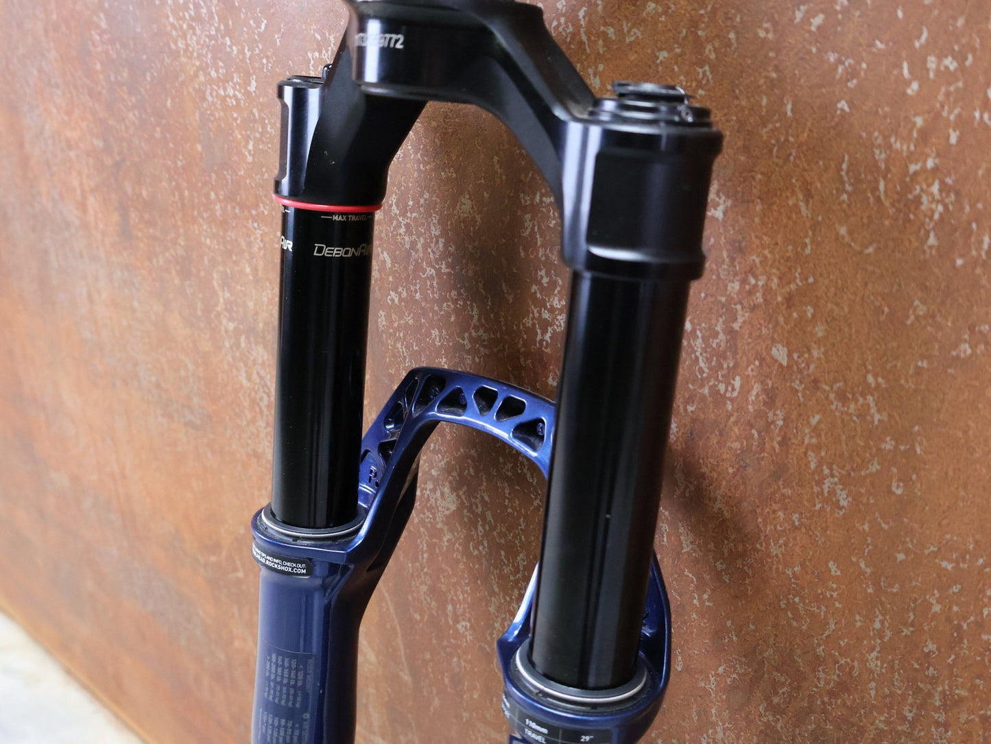 Federgabel von Rock Shox, ROCKSHOX – SID SL ULTIMATE 2P / 29 / 110 MM / BOOST 15×110 / BLUE CRUSH / RACE DAY 2 vor USEDBIKES - OB.DE Hintergrund