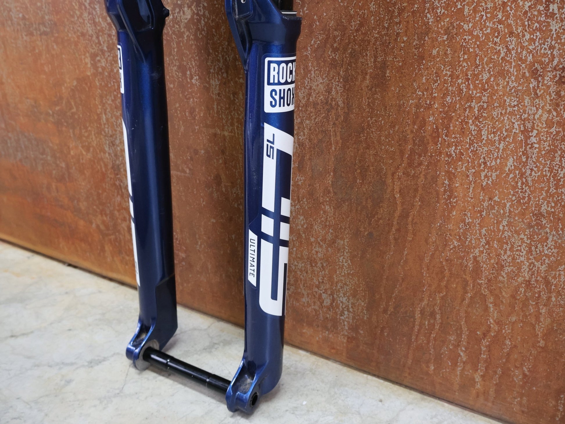 Federgabel von Rock Shox, ROCKSHOX – SID SL ULTIMATE 2P / 29 / 110 MM / BOOST 15×110 / BLUE CRUSH / RACE DAY 2 vor USEDBIKES - OB.DE Hintergrund