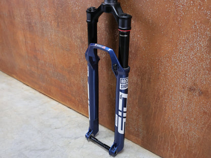 Federgabel von Rock Shox, ROCKSHOX – SID SL ULTIMATE 2P / 29 / 110 MM / BOOST 15×110 / BLUE CRUSH / RACE DAY 2 vor USEDBIKES - OB.DE Hintergrund