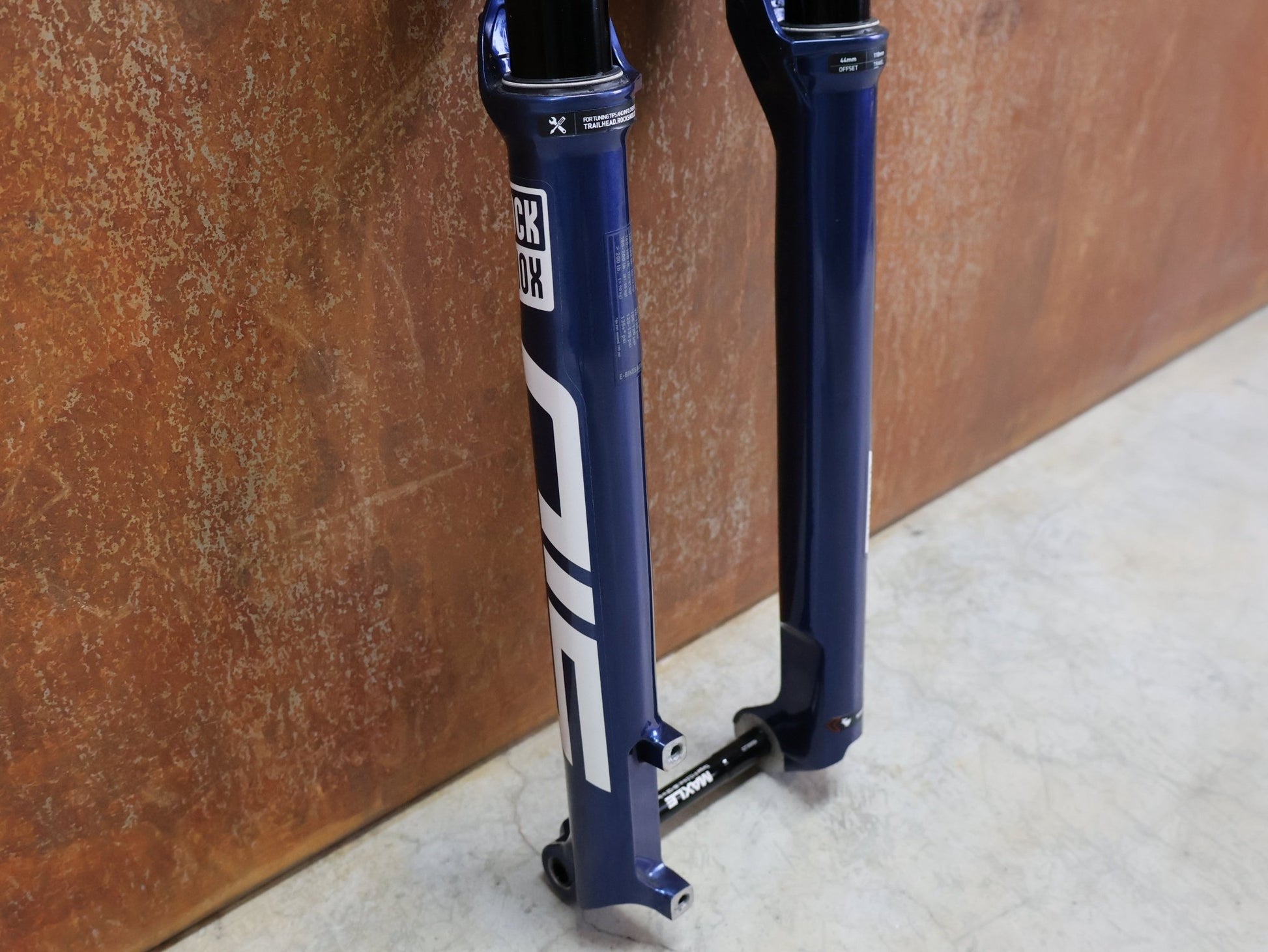 Federgabel von Rock Shox, ROCKSHOX – SID SL ULTIMATE 2P / 29 / 110 MM / BOOST 15×110 / BLUE CRUSH / RACE DAY 2 vor USEDBIKES - OB.DE Hintergrund