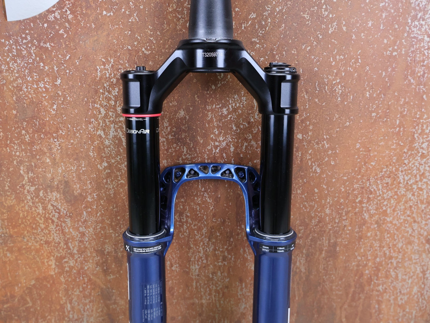 Federgabel von Rock Shox, ROCKSHOX – SID SL ULTIMATE 2P / 29 / 110 MM / BOOST 15×110 / BLUE CRUSH / RACE DAY 2 vor USEDBIKES - OB.DE Hintergrund