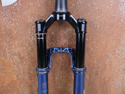 Federgabel von Rock Shox, ROCKSHOX – SID SL ULTIMATE 2P / 29 / 110 MM / BOOST 15×110 / BLUE CRUSH / RACE DAY 2 vor USEDBIKES - OB.DE Hintergrund