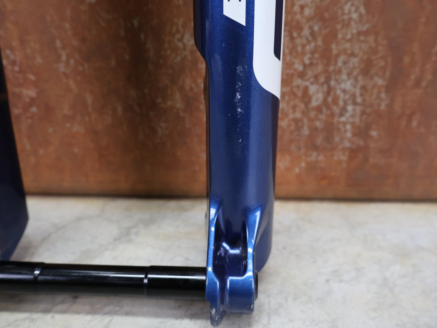 Federgabel von Rock Shox, ROCKSHOX – SID SL ULTIMATE 2P / 29 / 110 MM / BOOST 15×110 / BLUE CRUSH / RACE DAY 2 vor USEDBIKES - OB.DE Hintergrund
