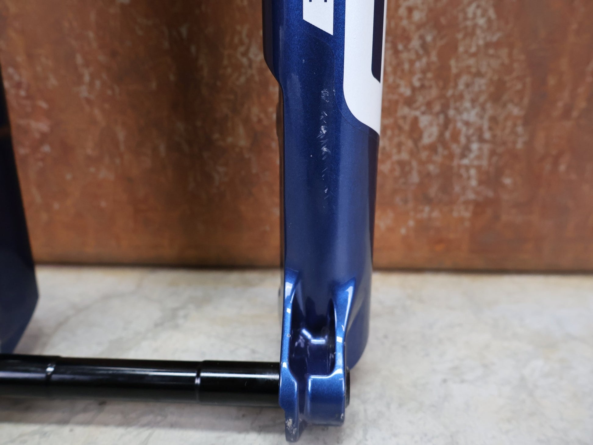 Federgabel von Rock Shox, ROCKSHOX – SID SL ULTIMATE 2P / 29 / 110 MM / BOOST 15×110 / BLUE CRUSH / RACE DAY 2 vor USEDBIKES - OB.DE Hintergrund