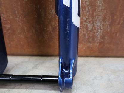 Federgabel von Rock Shox, ROCKSHOX – SID SL ULTIMATE 2P / 29 / 110 MM / BOOST 15×110 / BLUE CRUSH / RACE DAY 2 vor USEDBIKES - OB.DE Hintergrund