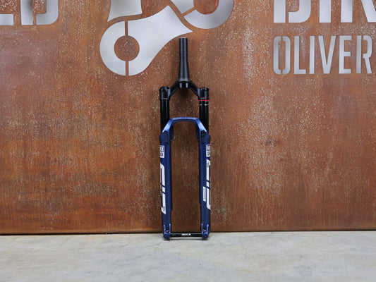 Federgabel von Rock Shox, ROCKSHOX – SID SL ULTIMATE 2P / 29 / 110 MM / BOOST 15×110 / BLUE CRUSH / RACE DAY 2 vor USEDBIKES - OB.DE Hintergrund