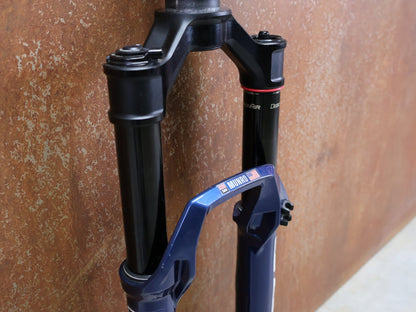 Federgabel von Rock Shox, ROCKSHOX – SID SL ULTIMATE 2P / 29 / 110 MM / BOOST 15×110 / BLUE CRUSH / RACE DAY 2 vor USEDBIKES - OB.DE Hintergrund